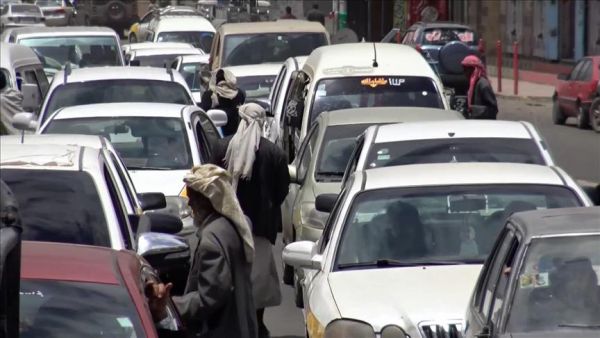في شوارع صنعاء.. موظفون يتجرعون "ذل التسول"