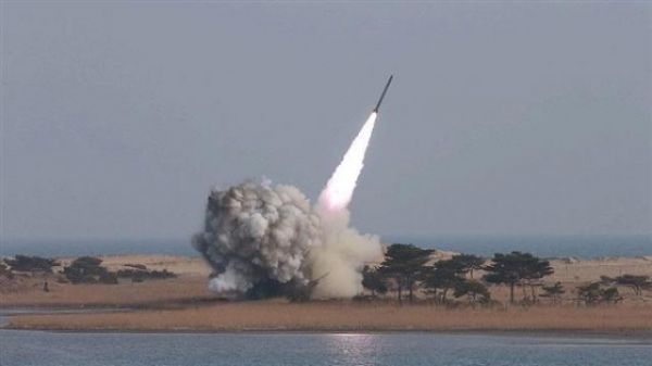 اعتراض صاروخ باليتسي أطلقه الحوثيين في الدريهمي وسقوطه في البحر