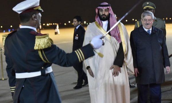 ولي العهد السعودي يصل الجزائر وسط رفض شعبي  (فيديو)