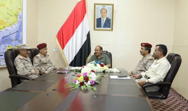 الأحمر يطلع على تصعيد الحوثيين قبل بدء مشاورات السويد