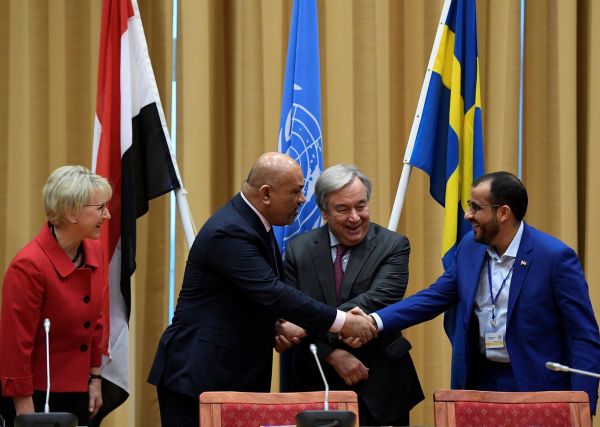 وزير الخارجية يعلق على مصافحته لناطق الحوثيين .. ودود أفعال ساخطة