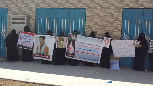 أمهات المعتقلين تطالب بالكشف عن مصير ذويهن المخفين قسرا في عدن