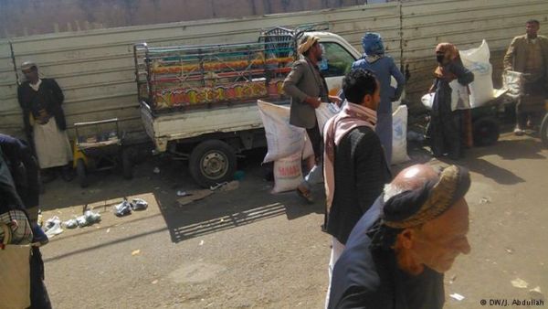 يمنيون يبيعون سلع الإغاثة للحصول على نقود وتجار يتربحون