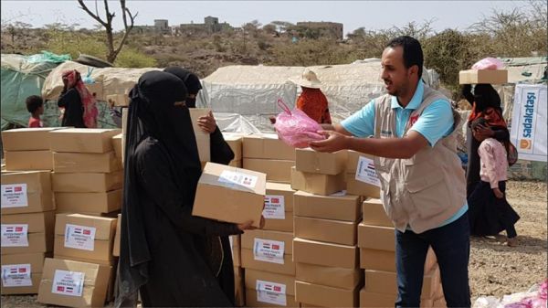 توزيع مساعدات تركية على نازحيين يمنيين في تعز